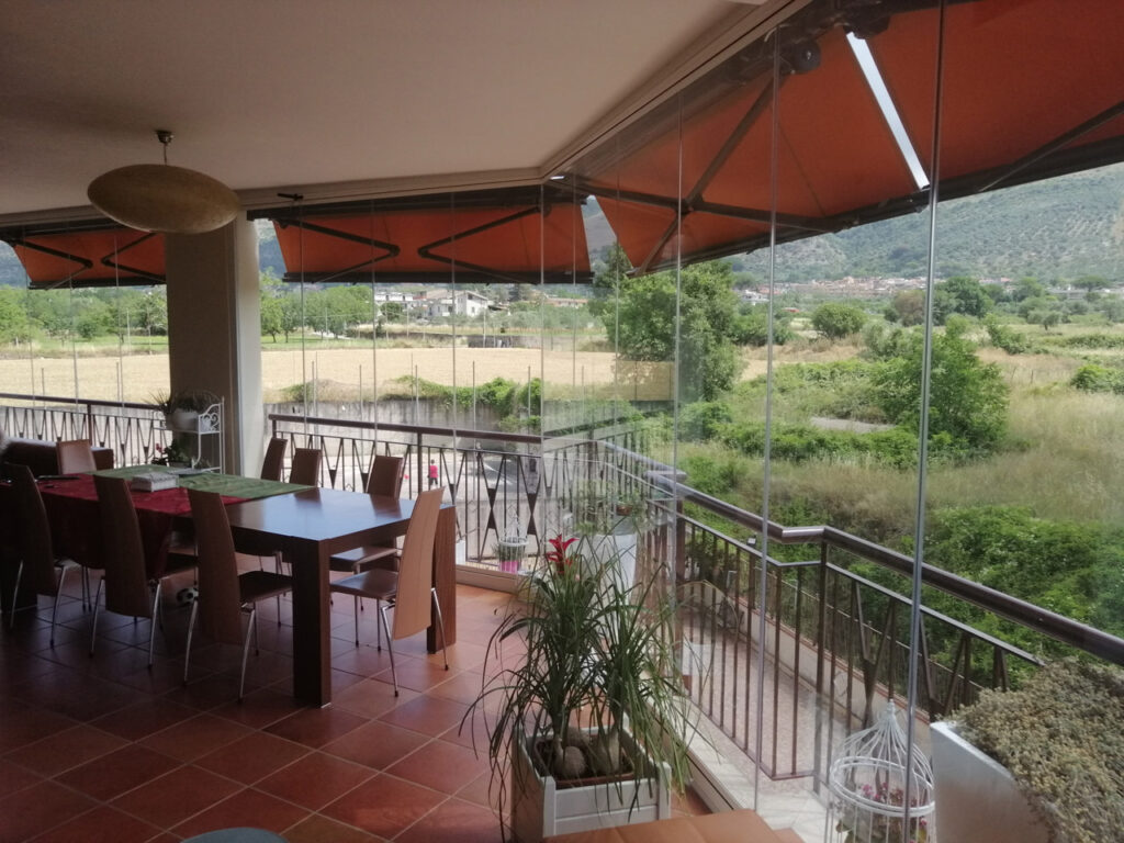 Prodotti utilizzati vetrate VEPA. Avendo preso in considerazione che il terrazzo ha un esposizione particolarmente soggetto a cambiamenti atmosferici abbiamo utilizzato vetrate a libro ( VEPA ).
