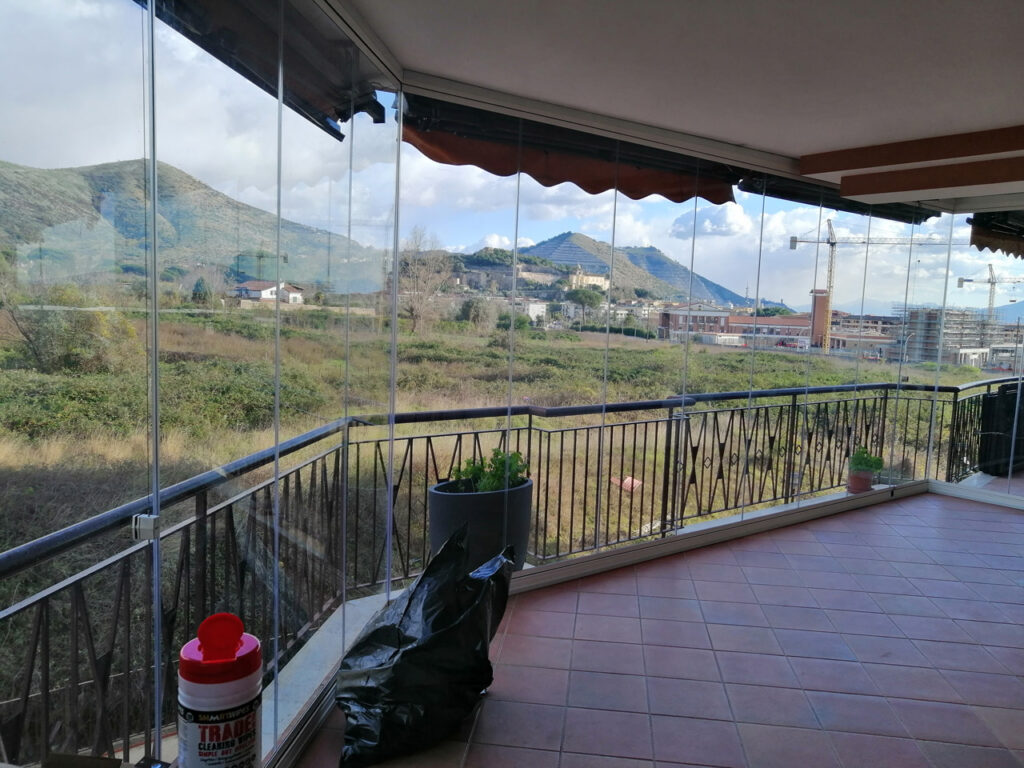 Prodotti utilizzati vetrate VEPA. Avendo preso in considerazione che il terrazzo ha un esposizione particolarmente soggetto a cambiamenti atmosferici abbiamo utilizzato vetrate a libro ( VEPA ).