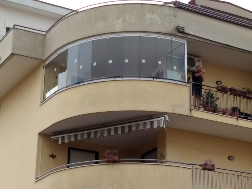balcone curvo con vetrate a libro