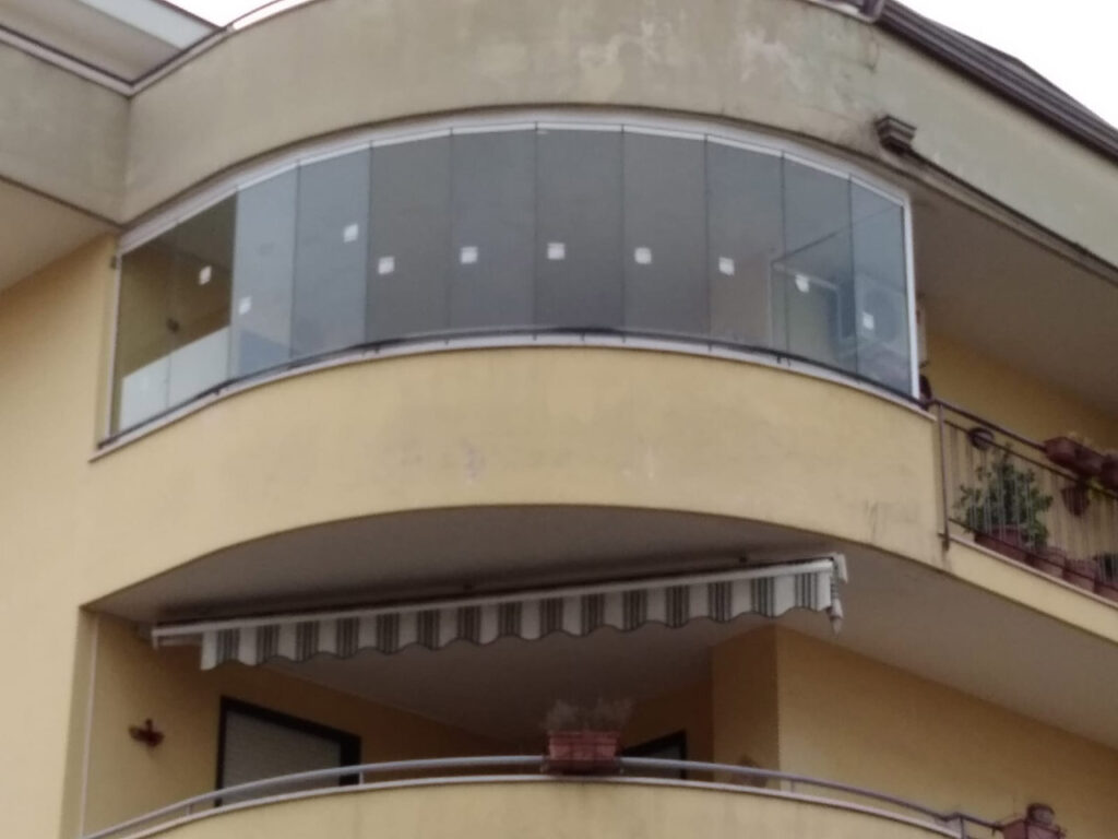 balcone curvo con vetrate a libro