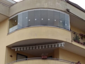 balcone curvo con vetrate a libro